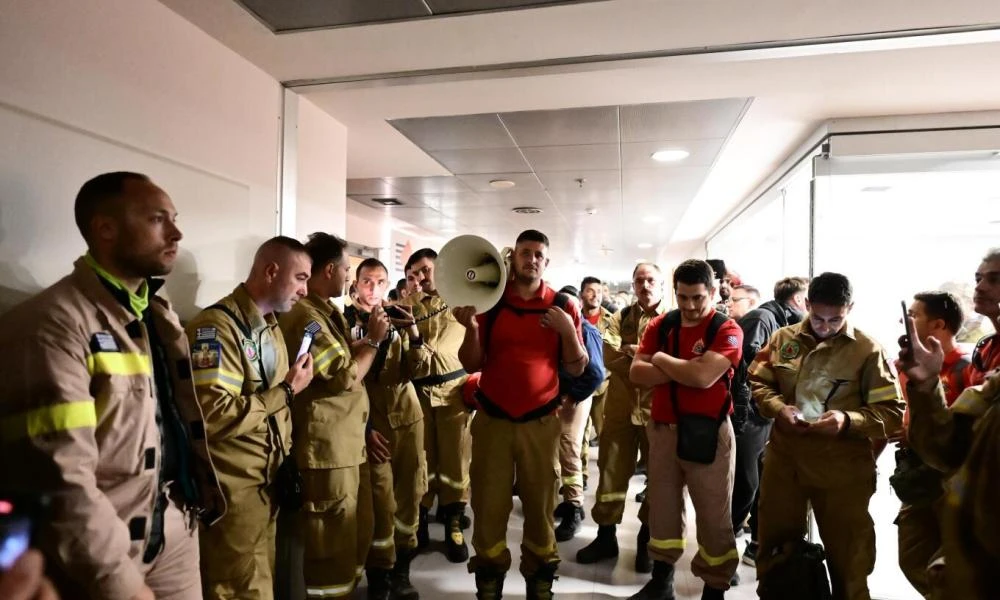 Κατάληψη στο υπ. Πολιτικής Προστασίας από εποχικούς πυροσβέστες - Ένας από αυτούς απείλησε να αυτοκτονήσει (βίντεο)